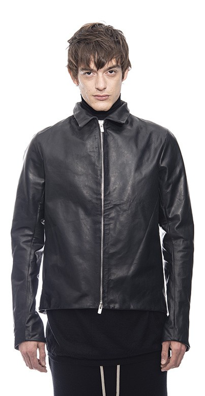 A man wearing A1923 a diciannoveventitre j006 kangaroo black jacket