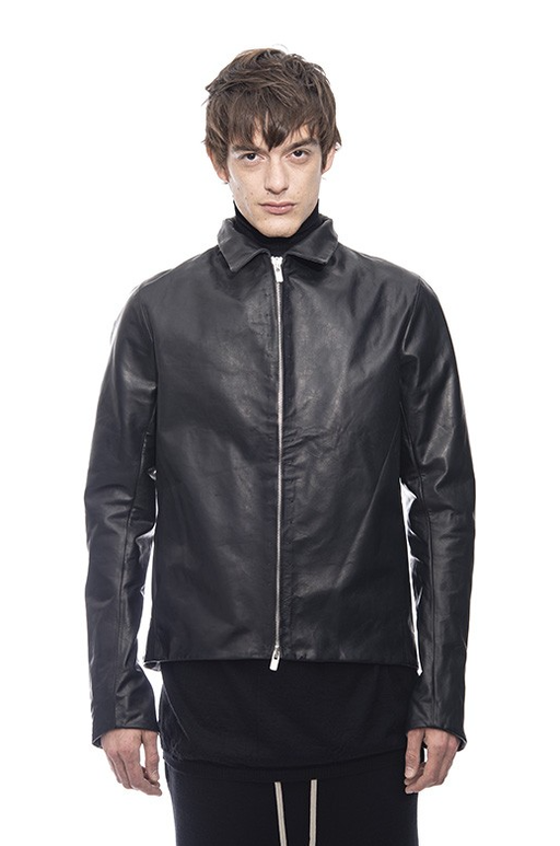 A man wearing A1923 a diciannoveventitre j006 kangaroo black jacket
